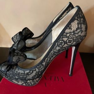 100% authentic Valentino lace bow pumps — size 39